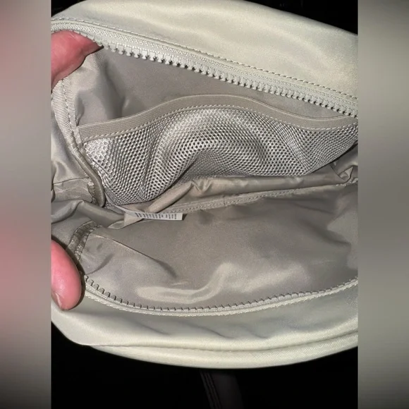 NWOT Lululemon City Essentials Pouch 2L - Picture 6 of 6